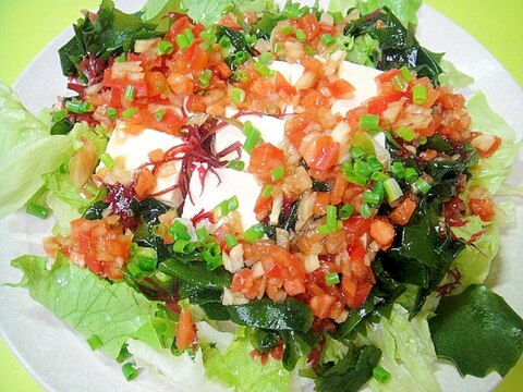 豆腐と海藻のトマトドレッシングサラダ